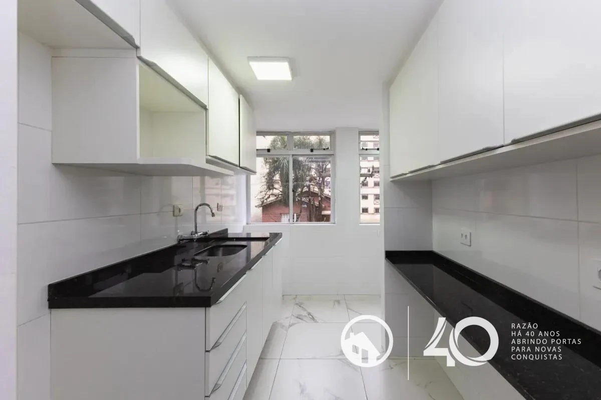 Apartamento de 2 quartos com piso de madeira ou laminado