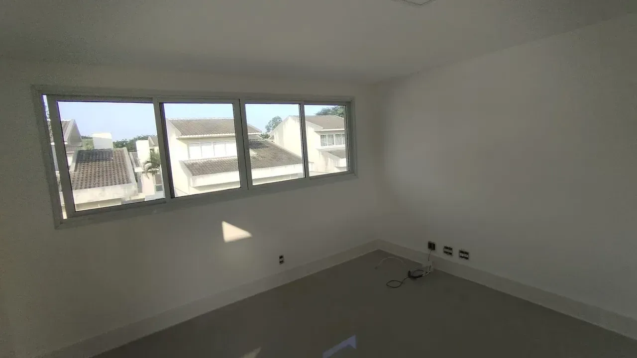 House with 5 bedrooms and 5 bathrooms and balcony grill — photo 13