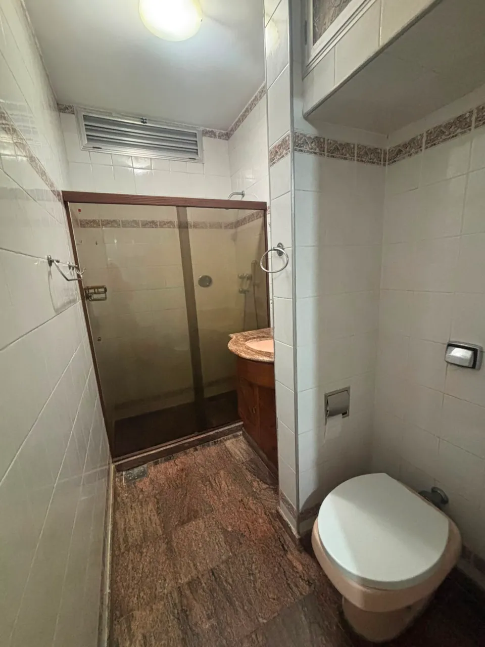 1-bedroom apartment with 2 bathrooms and glass shower — photo 4