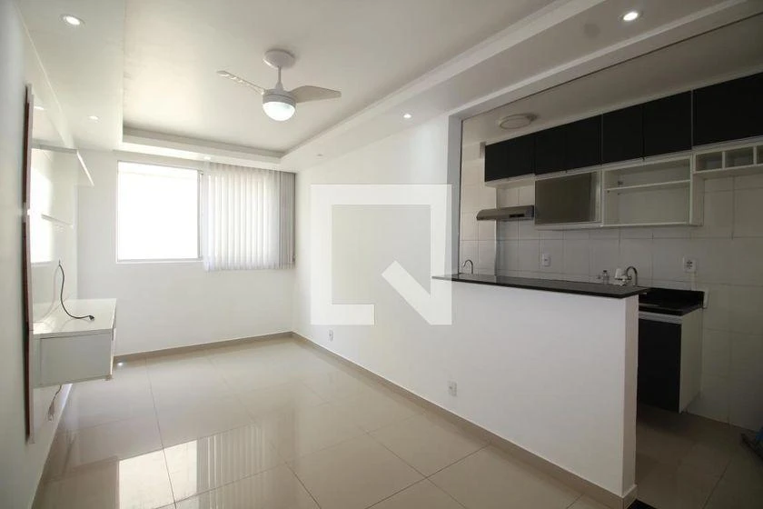 Apartamento de 2 quartos em condomínio com piscina