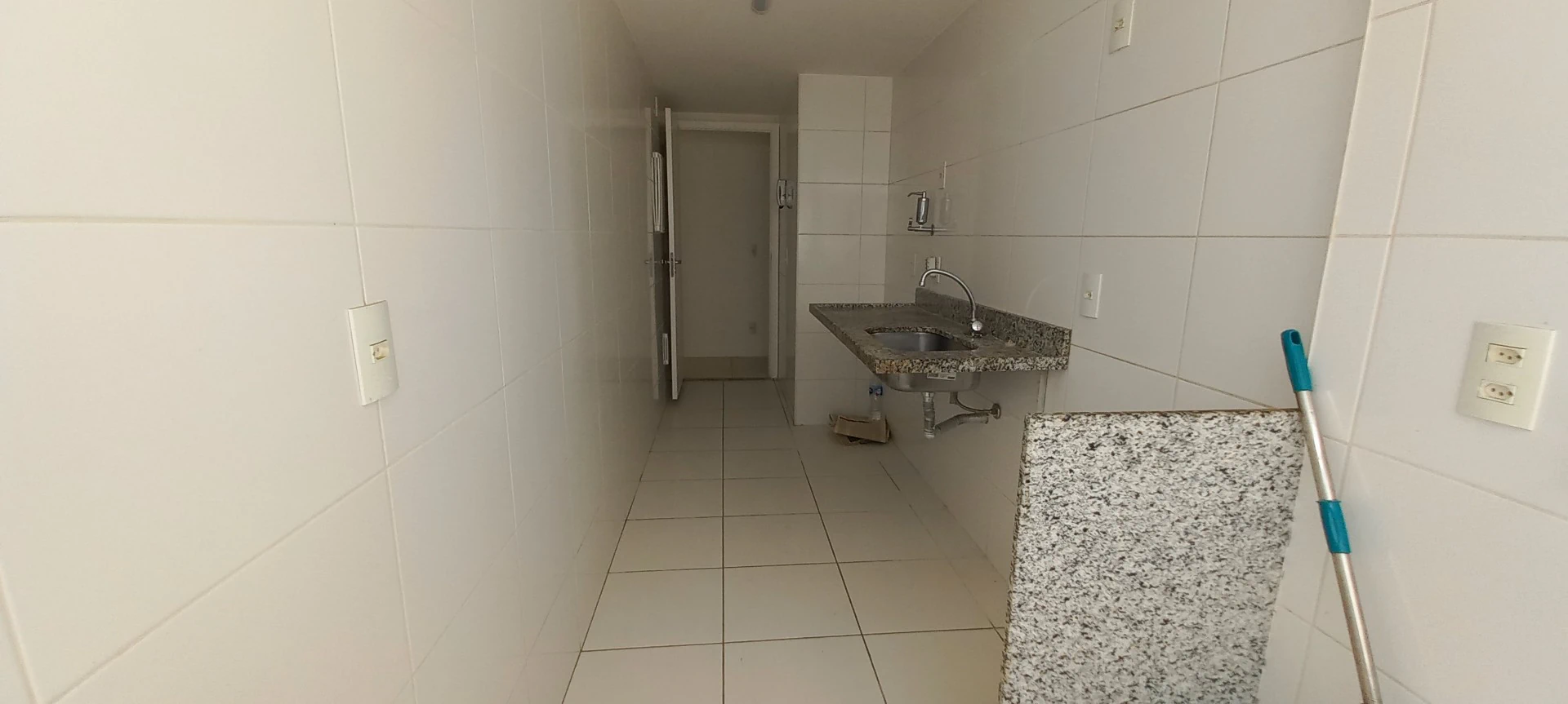 Apartment with 3 en-suites and 4 bathrooms — photo 11