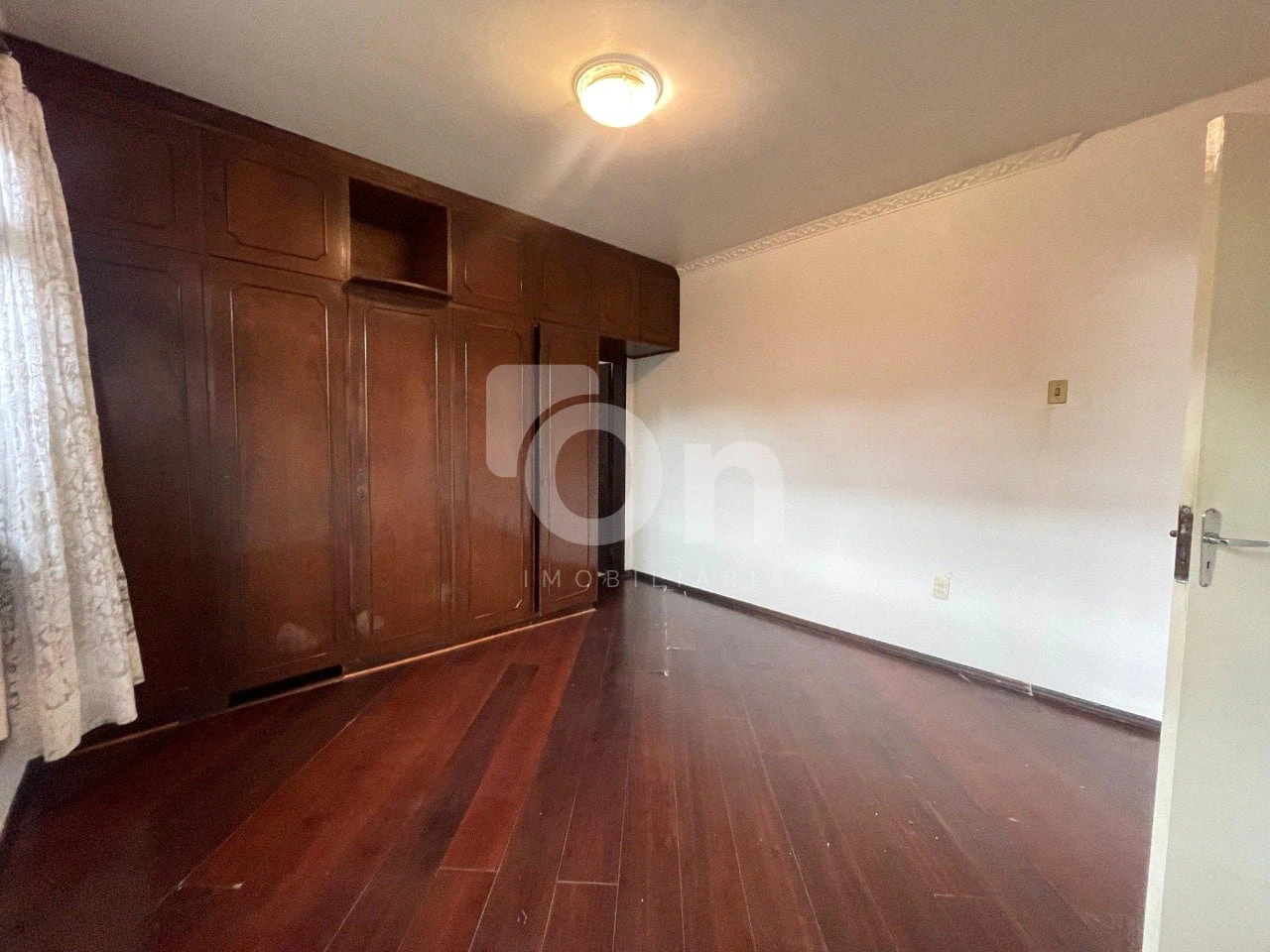 Wood or laminate floors in a one-bedroom house, 60 m² — photo 9