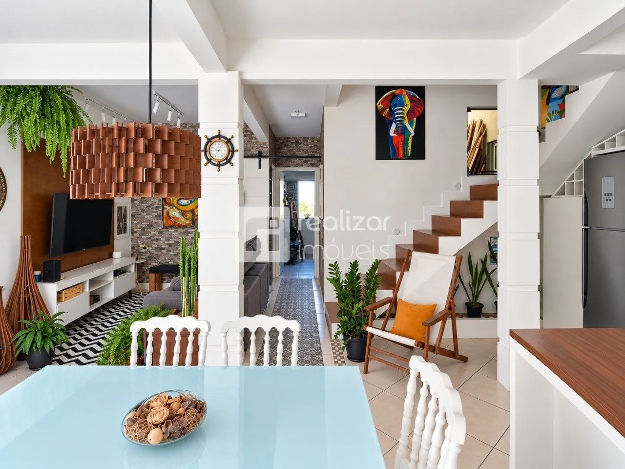 Balcony with a grill in a 5-bedroom house, 204 m² — photo 15
