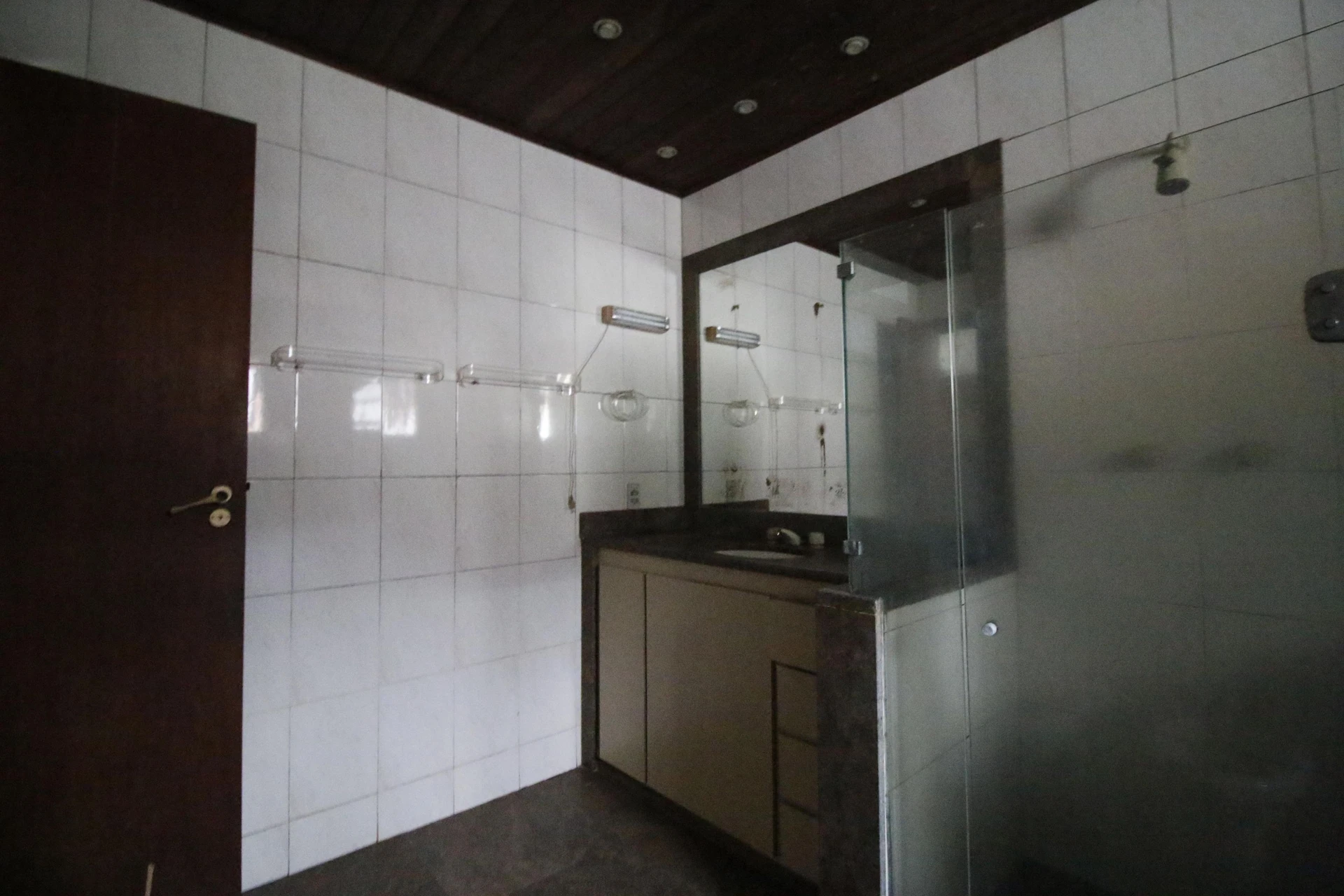 500 m² house with floor-to-ceiling windows and a bathtub — photo 63