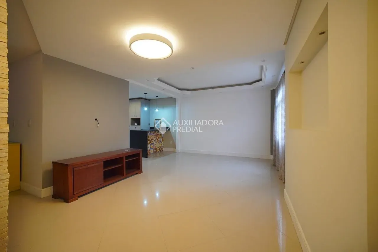 Walk-in closet in a 3-bedroom house, 140 m² — photo 9