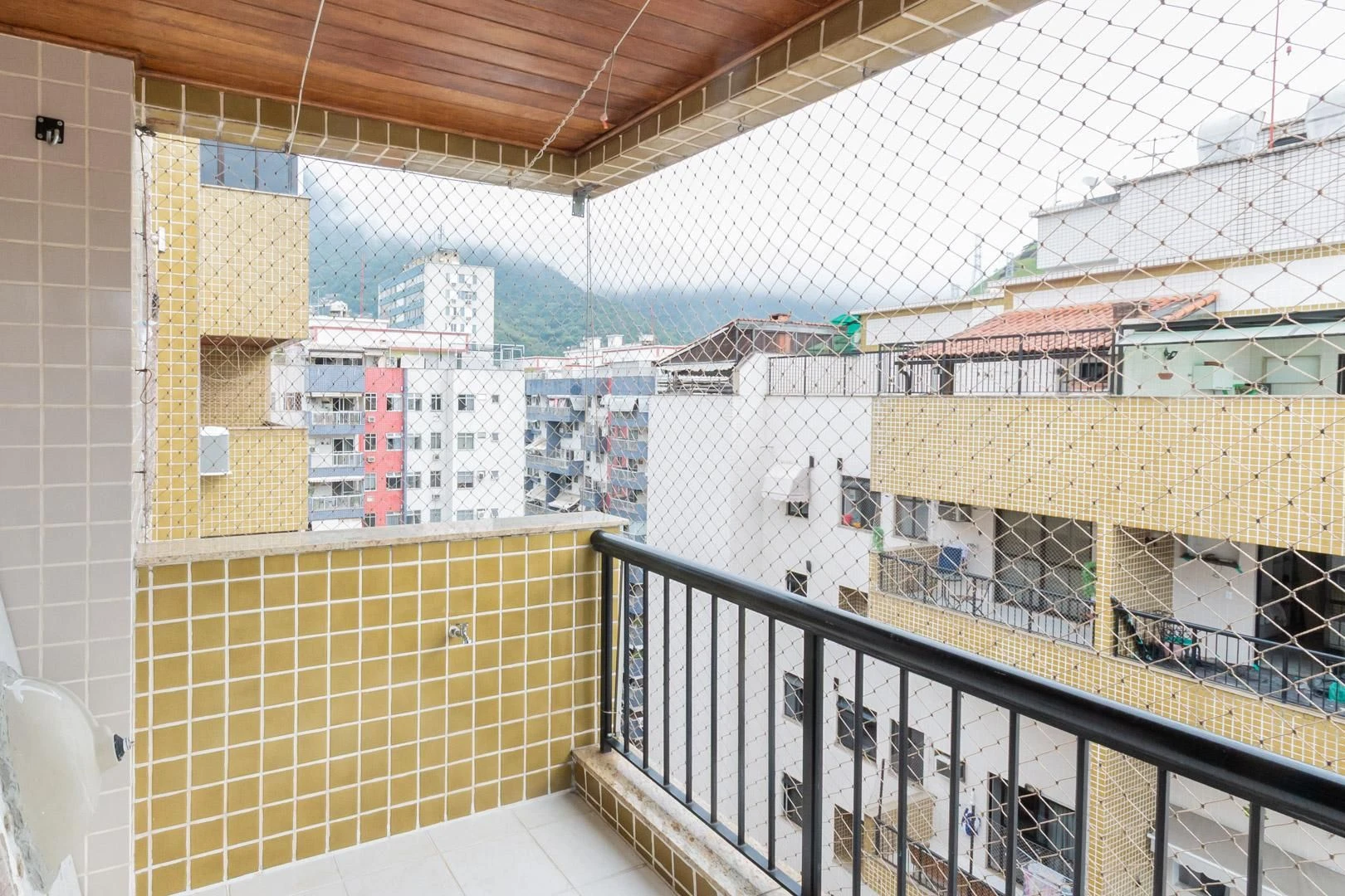 4-bedroom apartment with a mountain view in Rio de Janeiro — photo 3