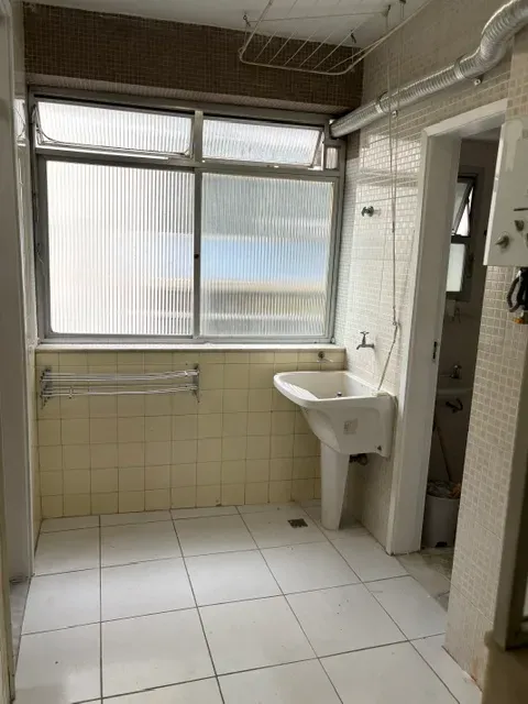 Unfurnished 3-bedroom apartment with 3 bathrooms — photo 40