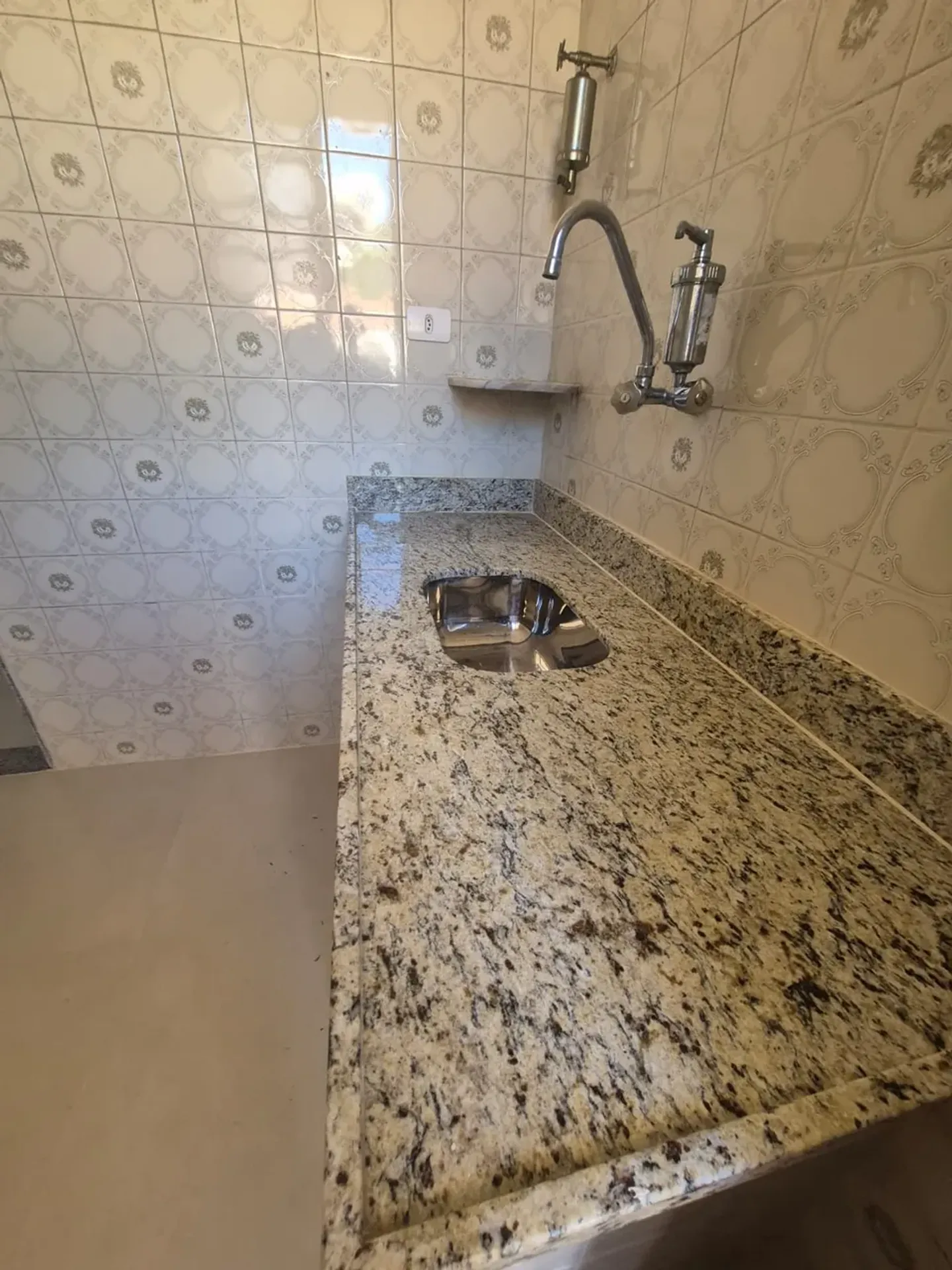 Apartamento sem mobília com cozinha planejada e tanque — photo 17