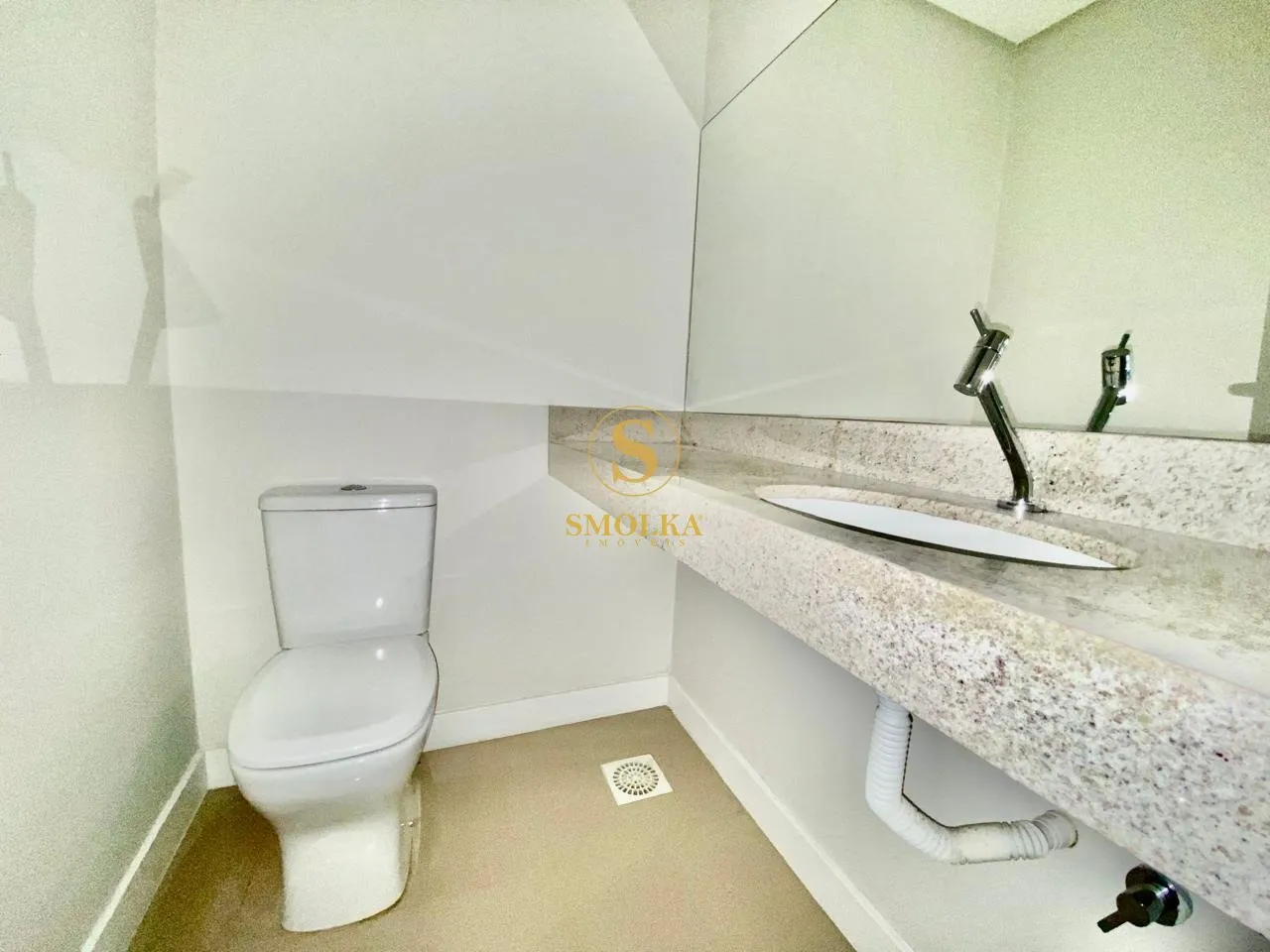 Balcony with a grill in a 2-bedroom apartment, 75 m² — photo 16