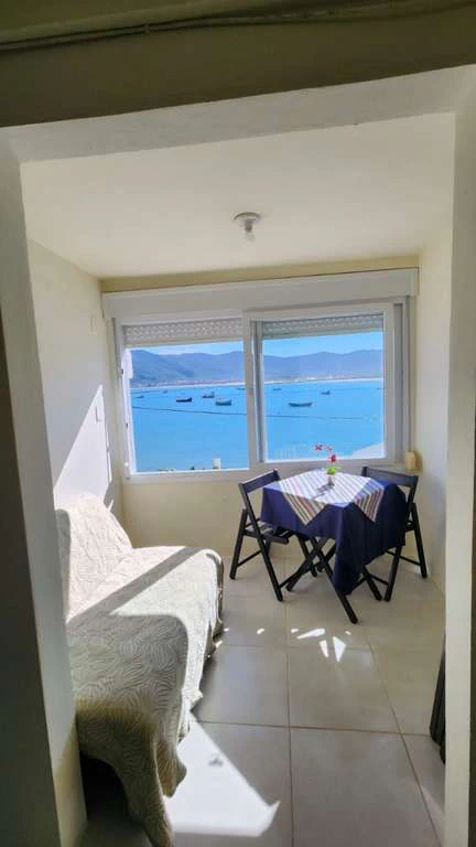 1-bedroom apartment with kitchenette and air conditioning