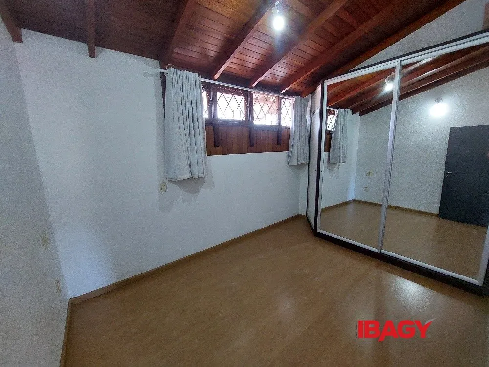 3-bedroom house with gas stove kitchen and fitted cabinets — photo 11