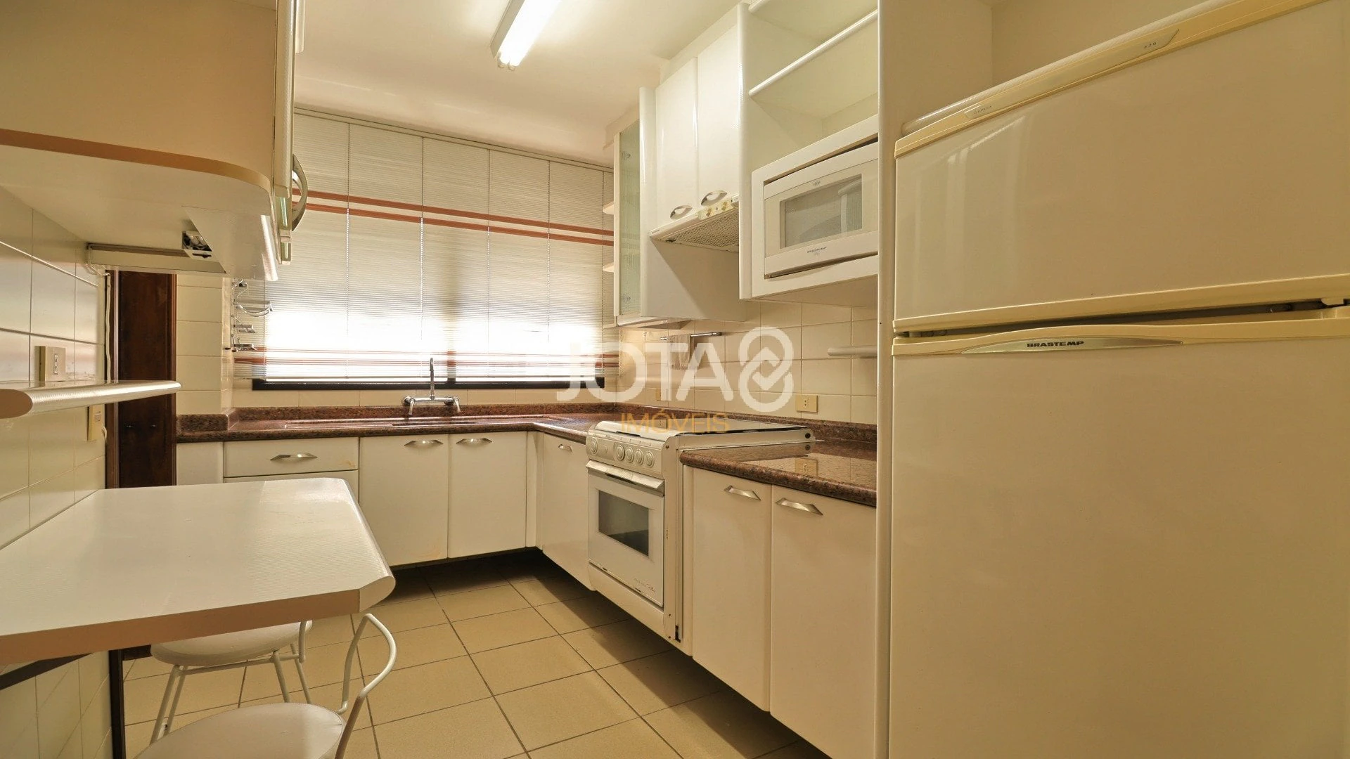 88 m² apartment with a bathtub and floor-to-ceiling windows — photo 2