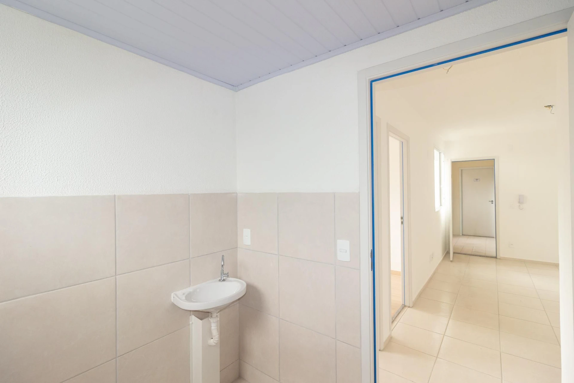 Apartamento sem mobília com 2 quartos e cozinha fechada