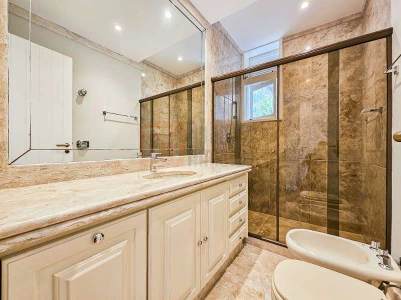 832 m² house with 6 bedrooms and an open-plan kitchen — photo 8
