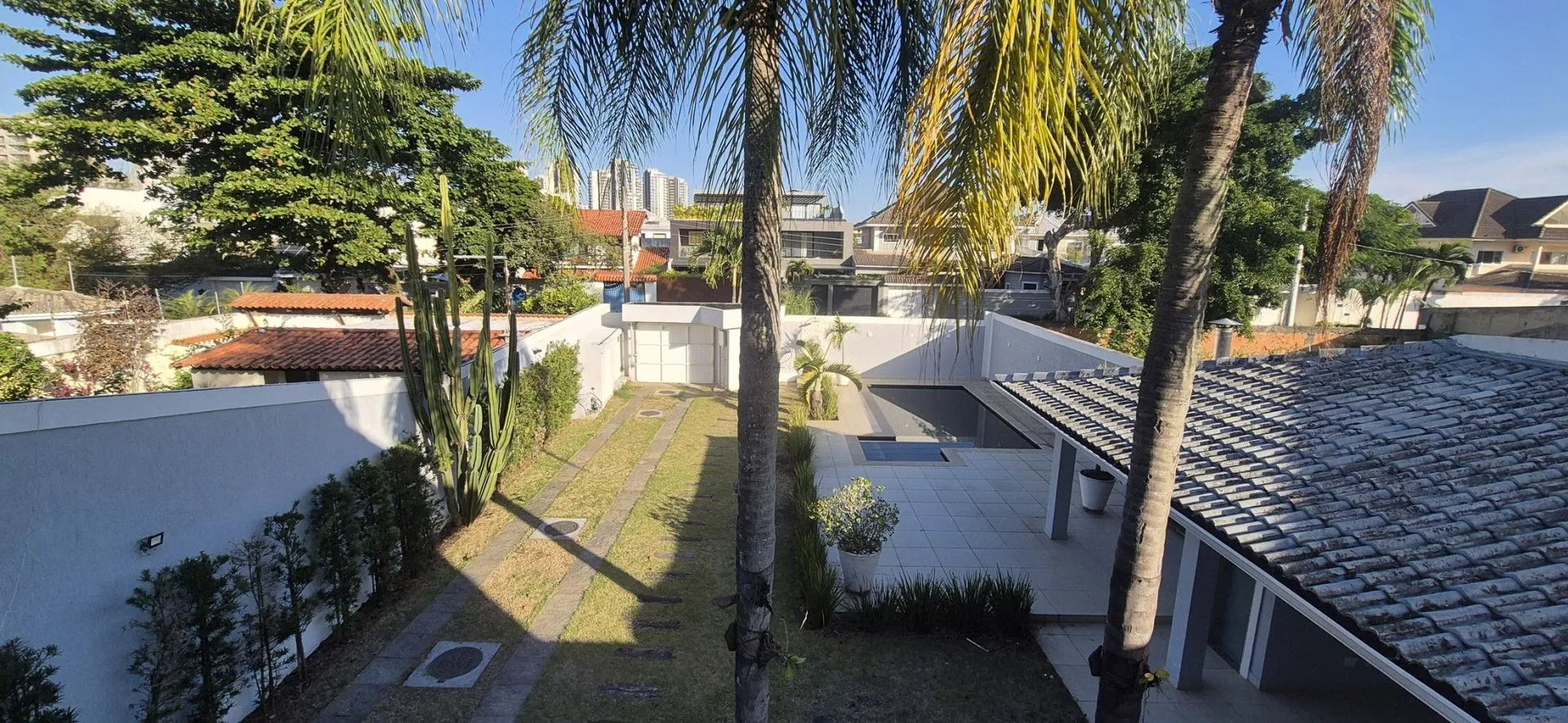 Furnished house, 469 m², with floor-to-ceiling windows — photo 11