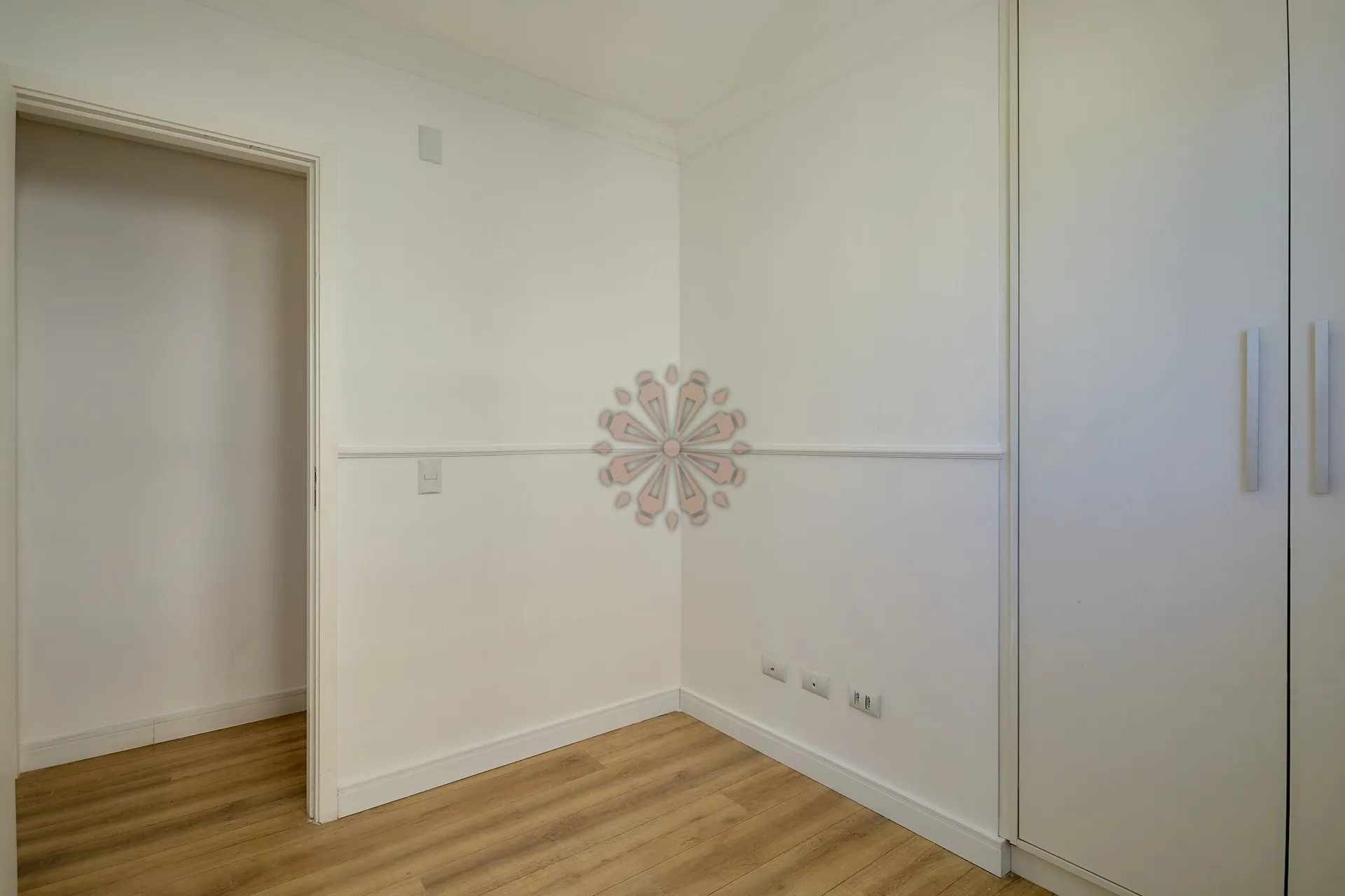 Furnished apartment, 68 m², with a glass-enclosed balcony — photo 24
