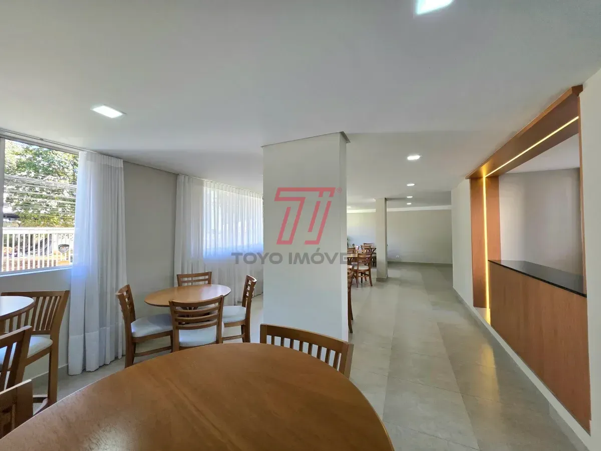 Apartamento de 3 quartos com piso de madeira na sala — photo 36