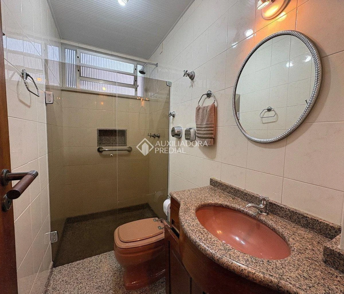 3-bedroom apartment with a glass-enclosed balcony — photo 9