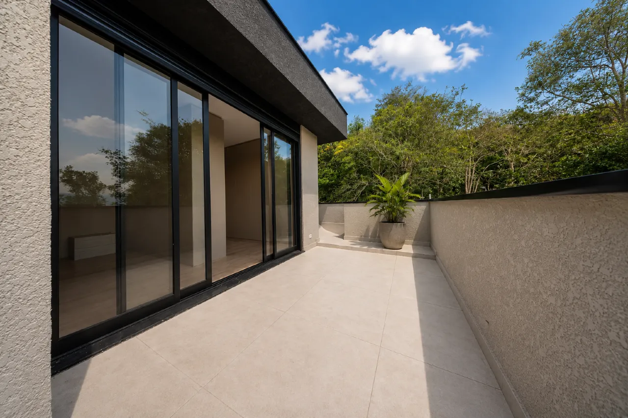 Furnished house with 3 en-suite bedrooms and private garden