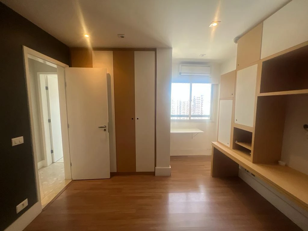 200 m² duplex apartment with 3 bedrooms and 6 bathrooms — photo 3