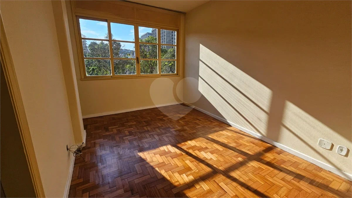 Wood or laminate floors in a 2-bedroom apartment, 58 m² — photo 3