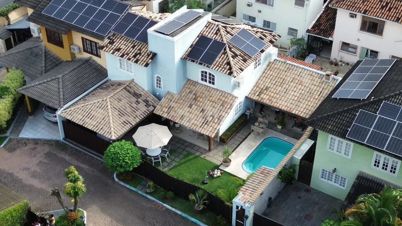 Balcony with a grill in a 3-bedroom house, 160 m² — photo 11