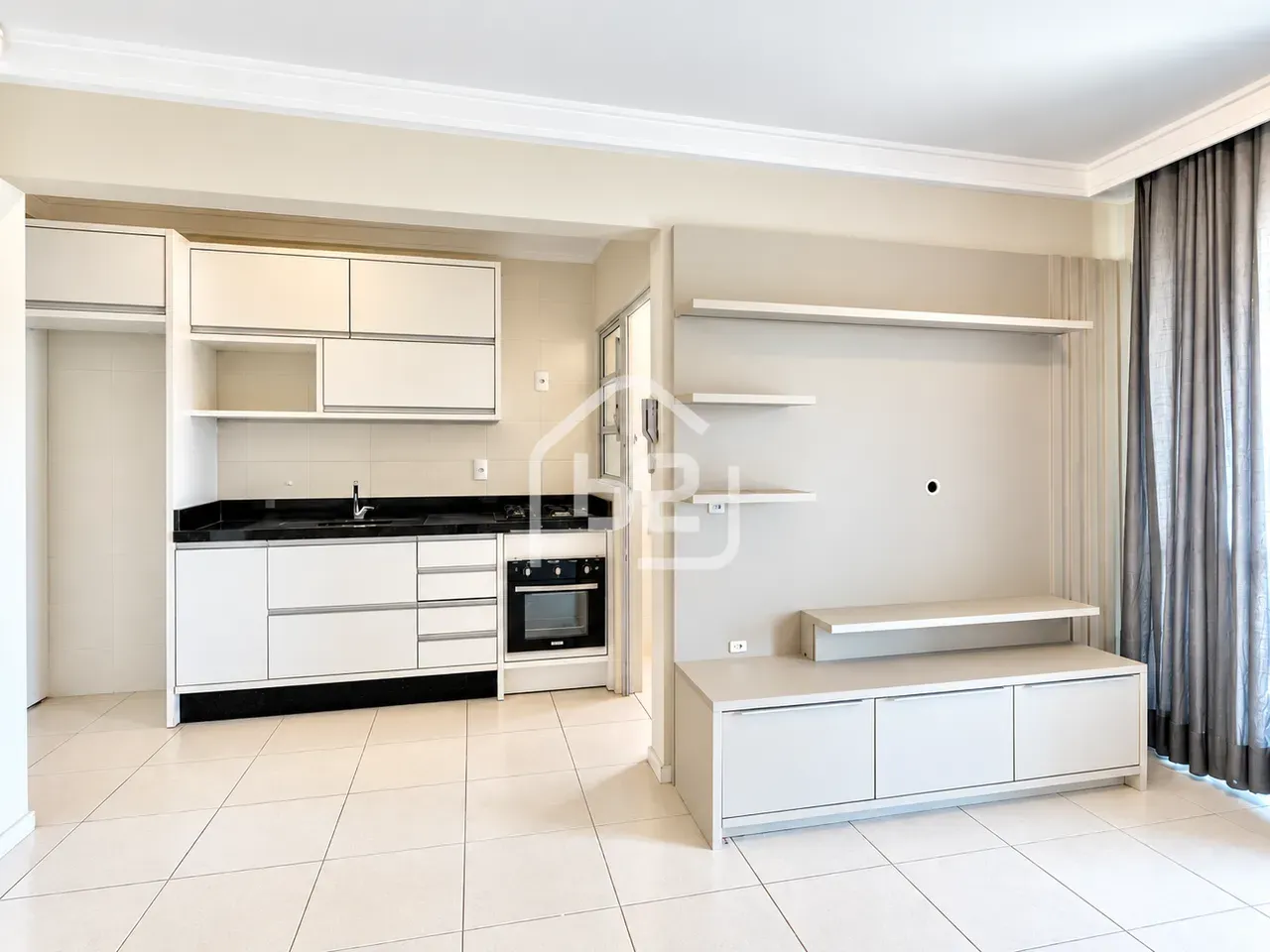 2-bedroom apartment in a building with a gym — photo 2