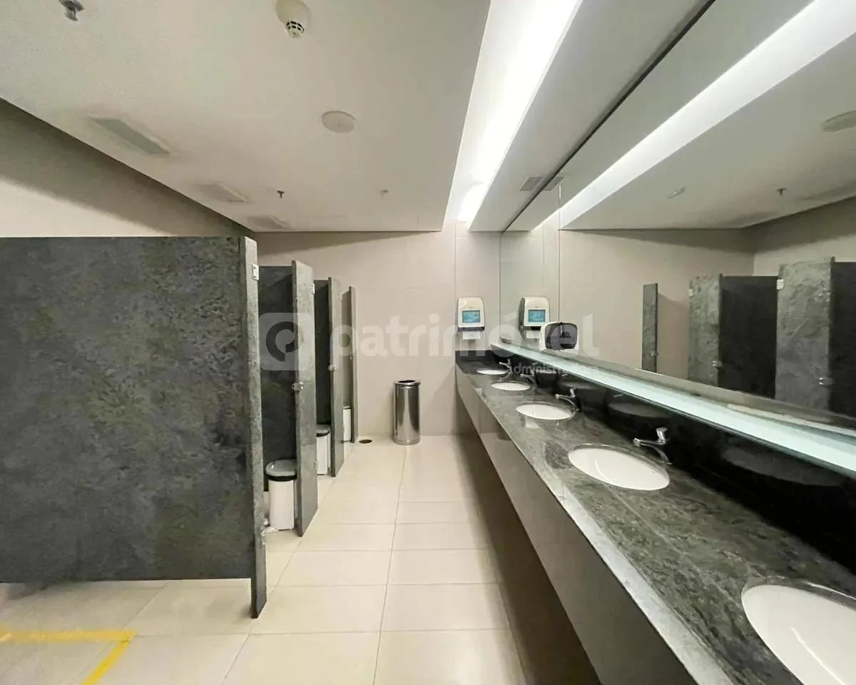 Apartamento sem mobília com 15 banheiros e janelas do chão — photo 26