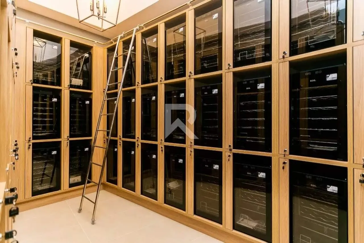 Furnished apartment with 4 en-suite bedrooms and 255 m² — photo 45