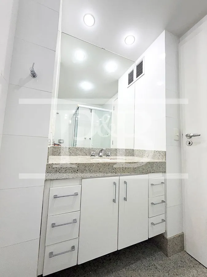 4-bedroom 300 m² apartment with a balcony — photo 21