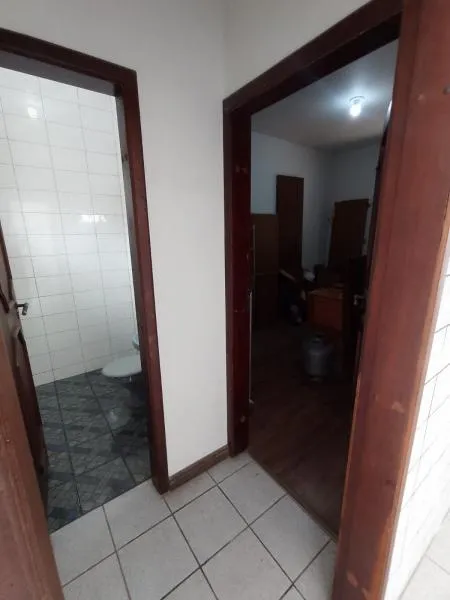 Bathtub in a 5-bedroom house, 250 m² — photo 33