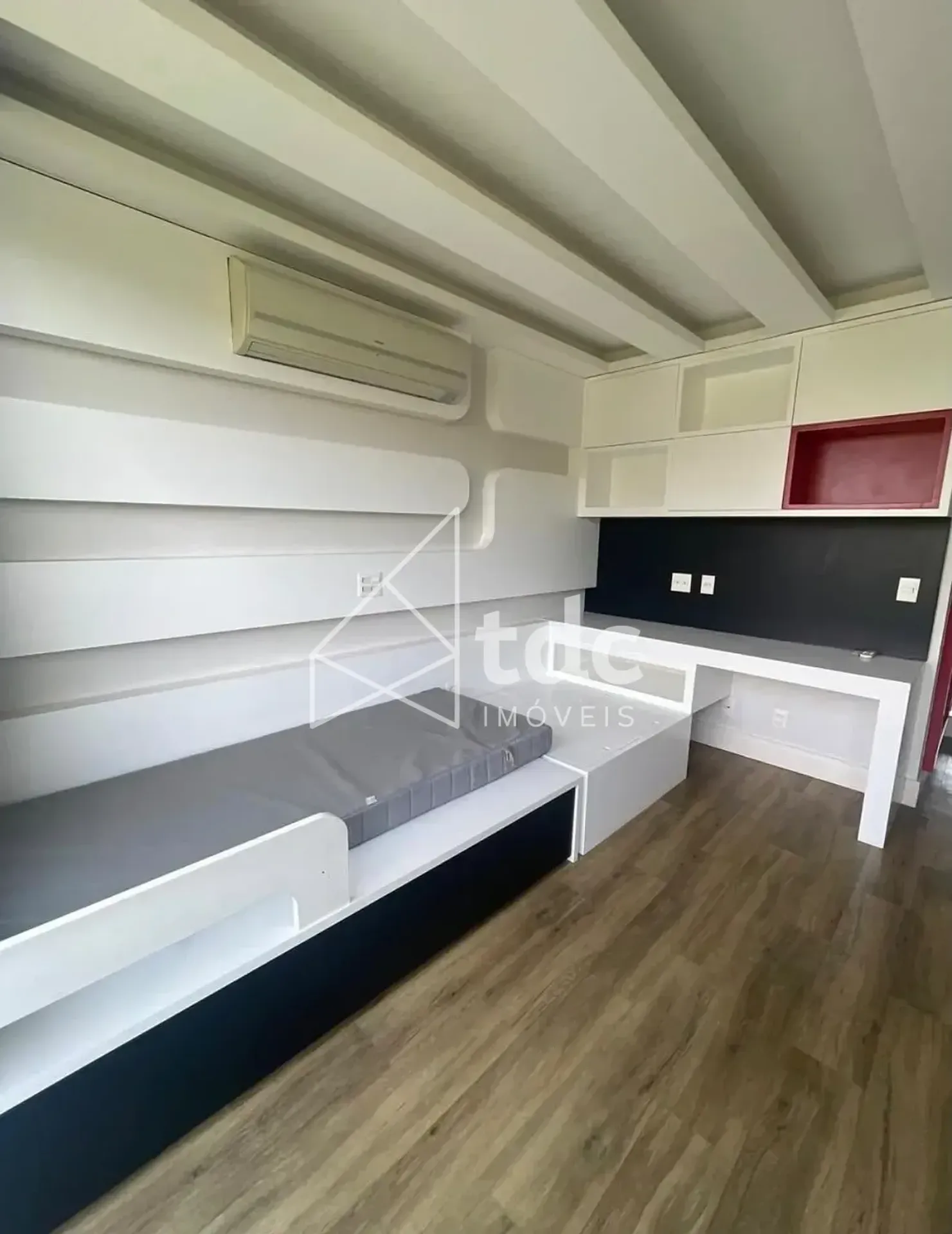 Bathtub in a 5-bedroom house, 900 m² — photo 12