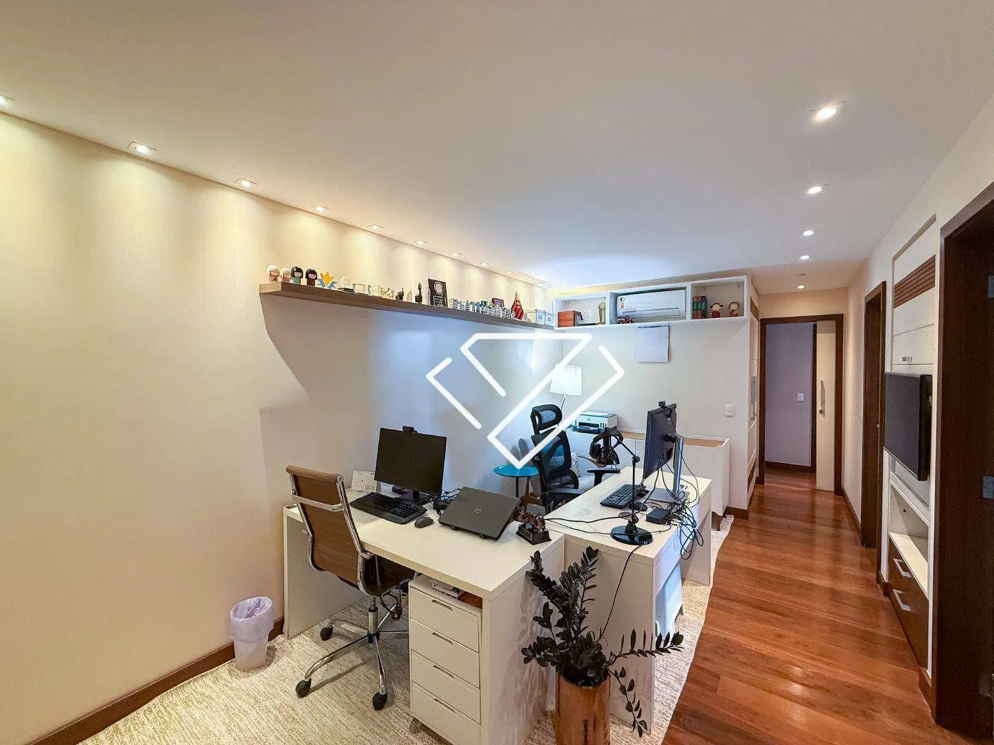 Furnished apartment with 4 en-suites and 258 m² — photo 23