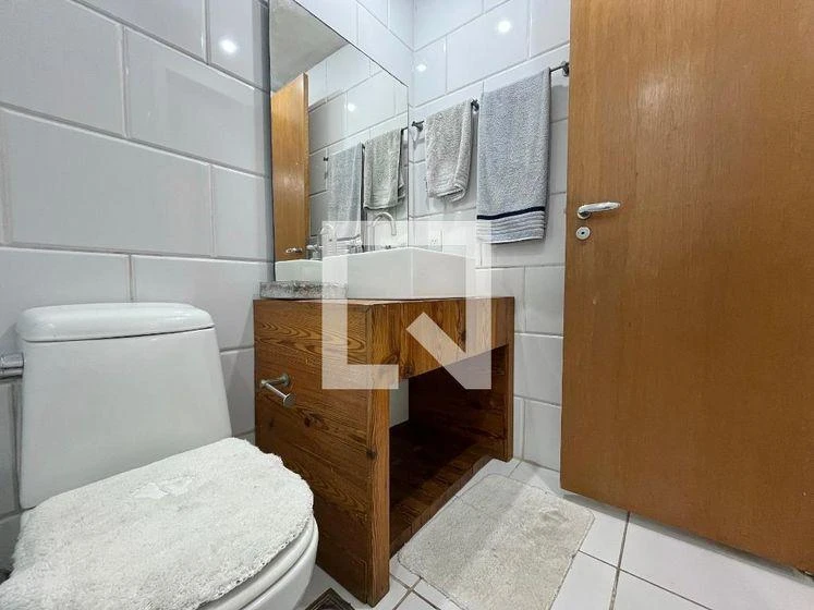 One-bedroom apartment in a building with a gym — photo 12