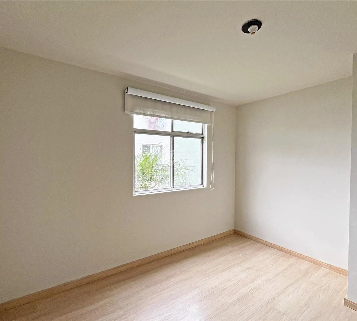 3-bedroom apartment with wood or laminate floors — photo 5