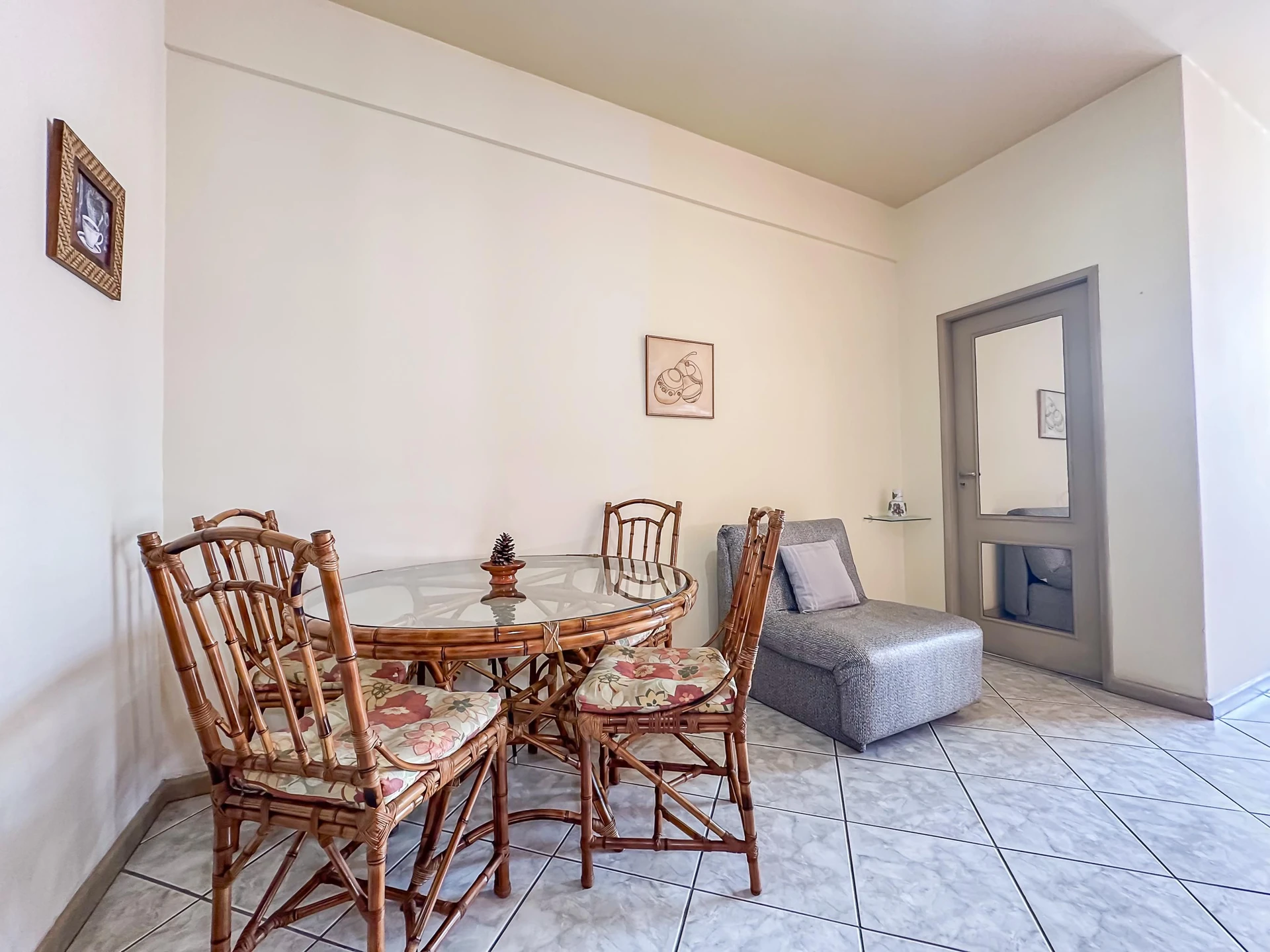 Furnished 2-bedroom apartment with separate kitchen — photo 44