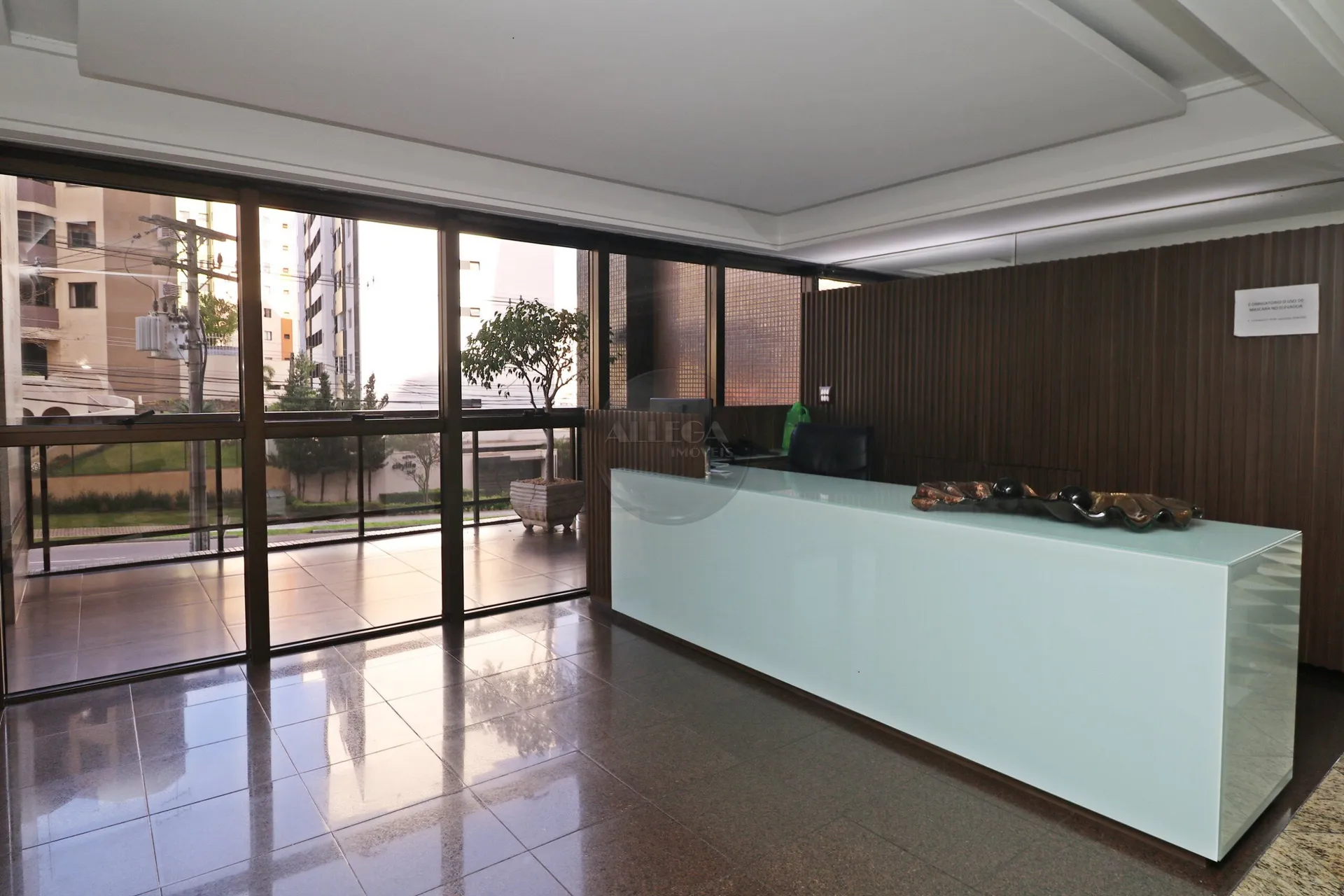 Apartamento com 4 quartos e piso de madeira na sala — photo 68