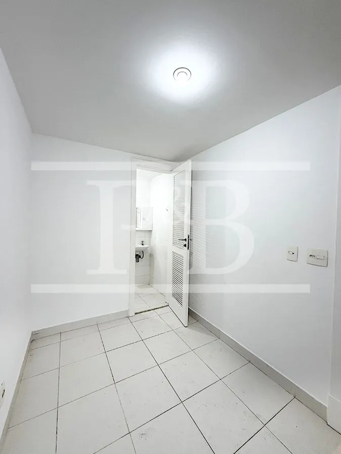 4-bedroom 300 m² apartment with a balcony — photo 34