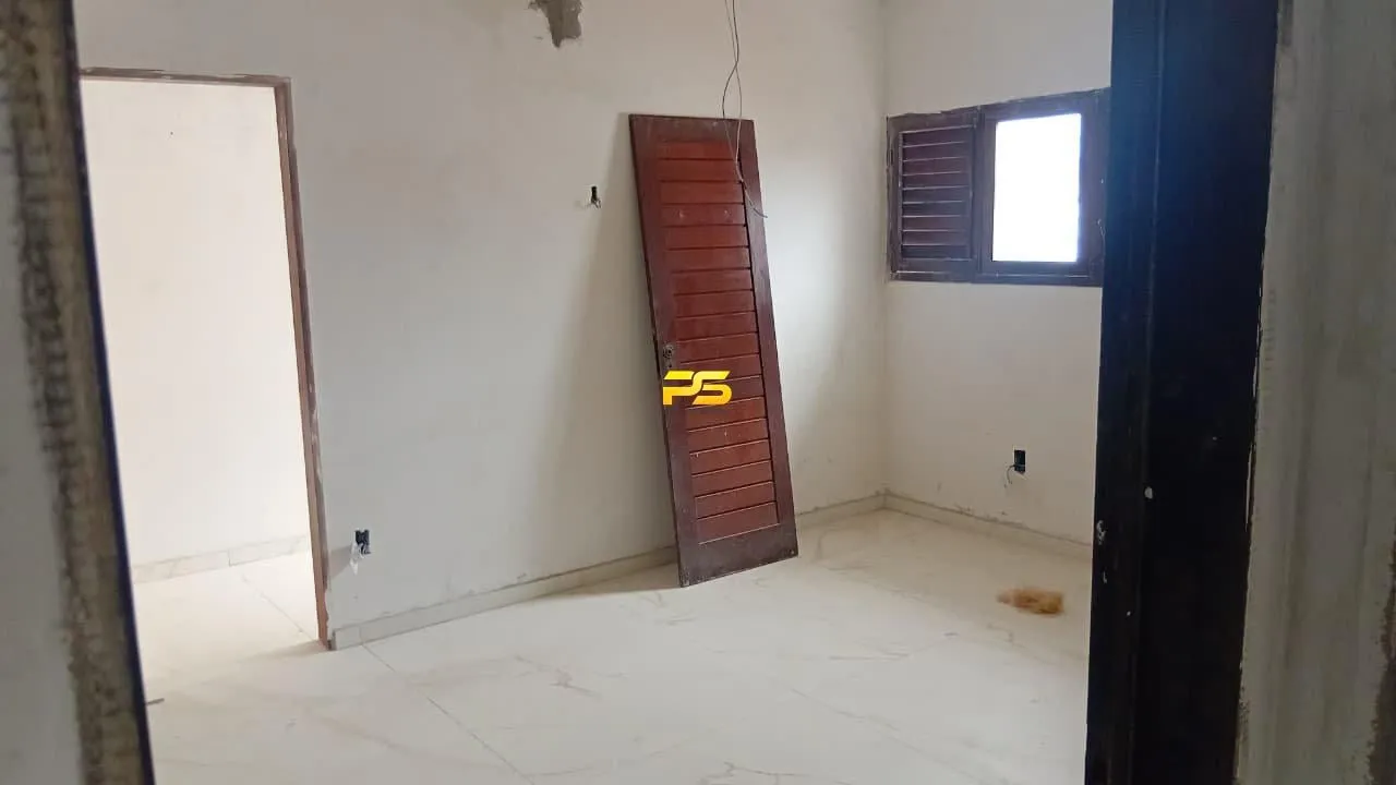 350 m² house with 7 bedrooms needing renovation — photo 2