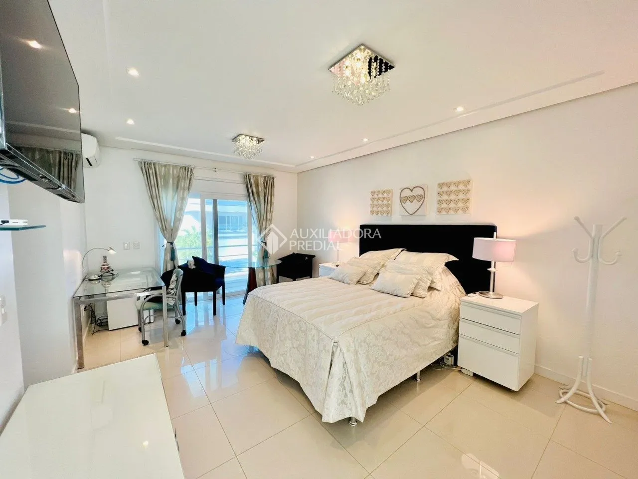 House with 6 bedrooms and an open kitchen with gas stove — photo 5