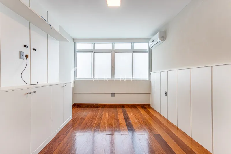Floor-to-ceiling windows in a 3-bedroom apartment, 465 m² — photo 28