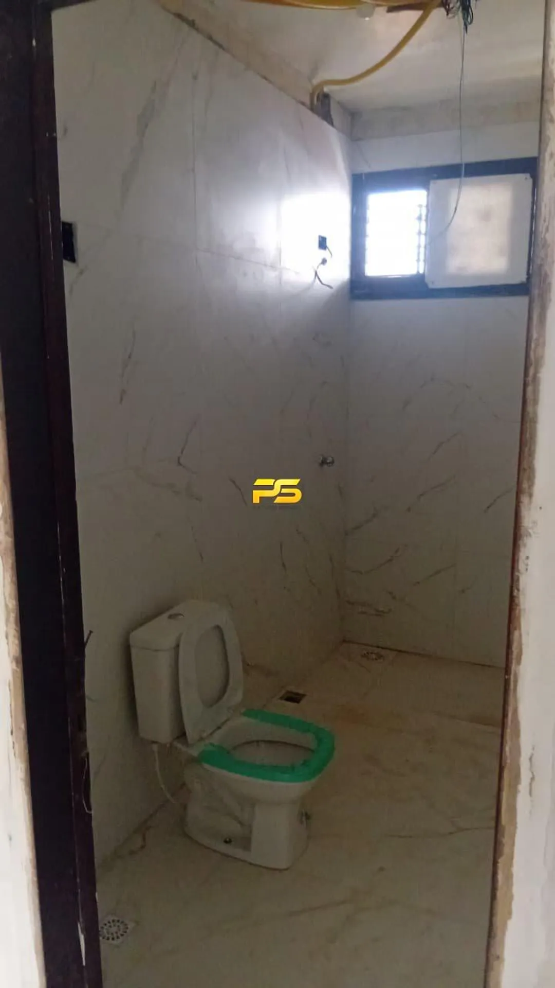 350 m² house with 7 bedrooms needing renovation — photo 9