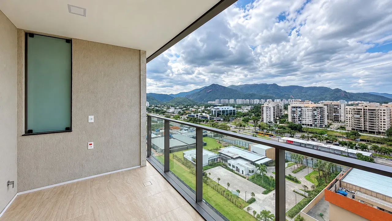 Glass-enclosed balcony in a 3-bedroom apartment, 115 m²