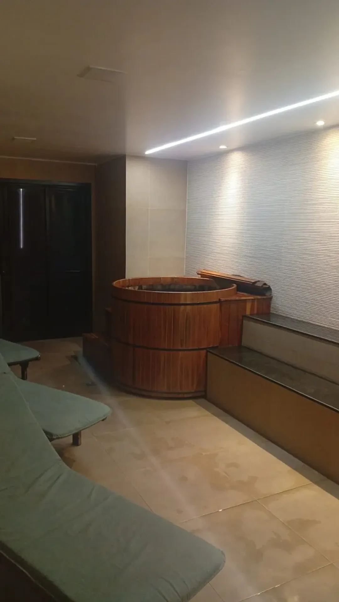 2-bedroom apartment in a building with a gym — photo 51
