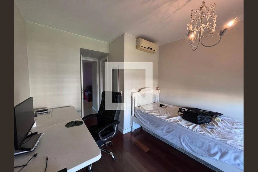 206 m² apartment with 4 en-suite bedrooms and glass balcony — photo 3