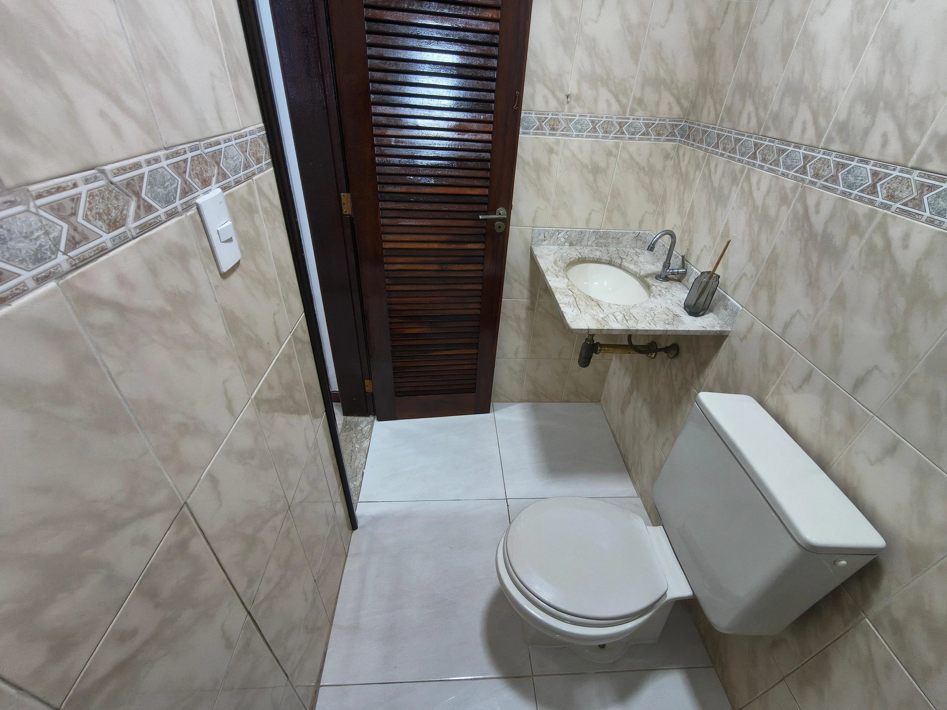 House with 3 bedrooms and an enclosed balcony — photo 41