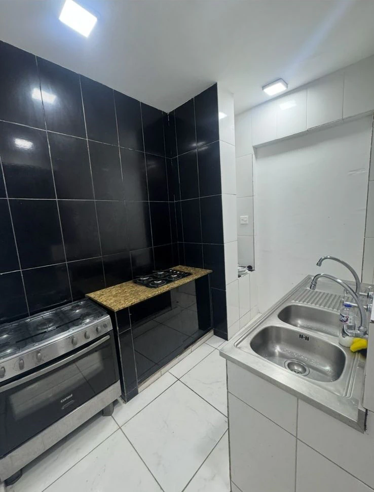 Studio de 35 m² com cozinha fechada e fogão a gás