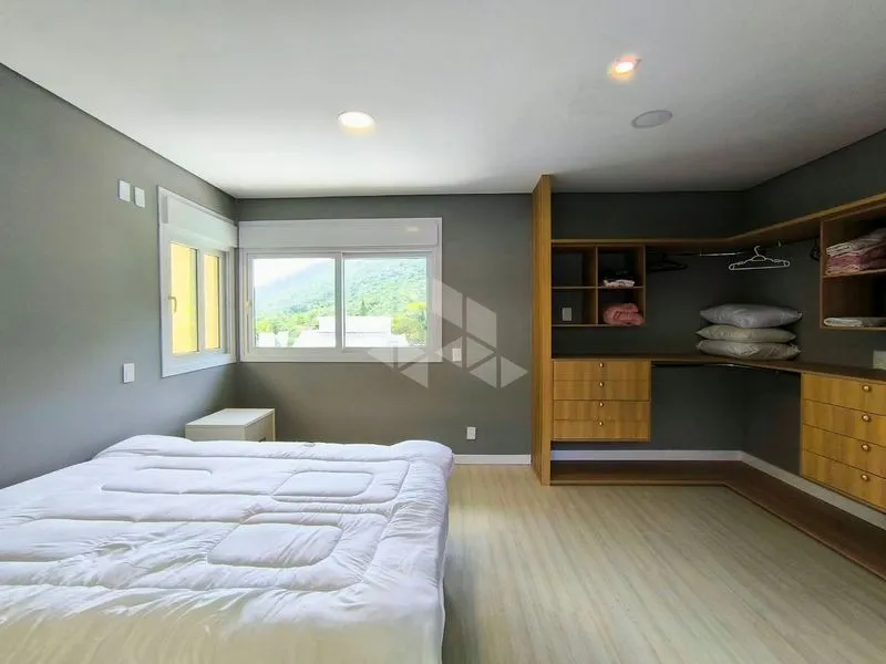 4-bedroom house with floor-to-ceiling windows — photo 16