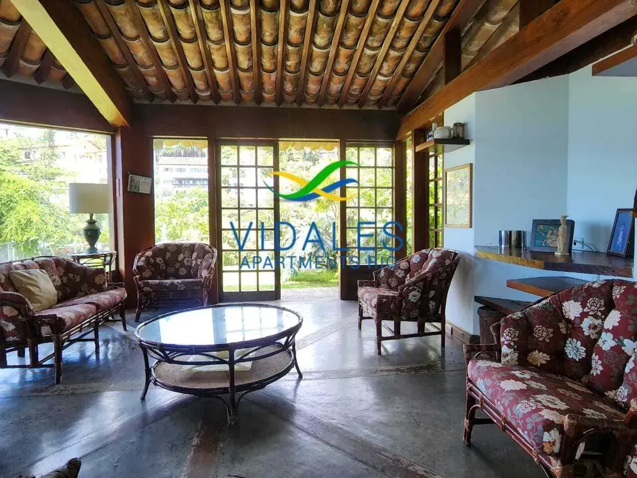 House with 4 bedrooms and 5 bathrooms plus outdoor areas — photo 18