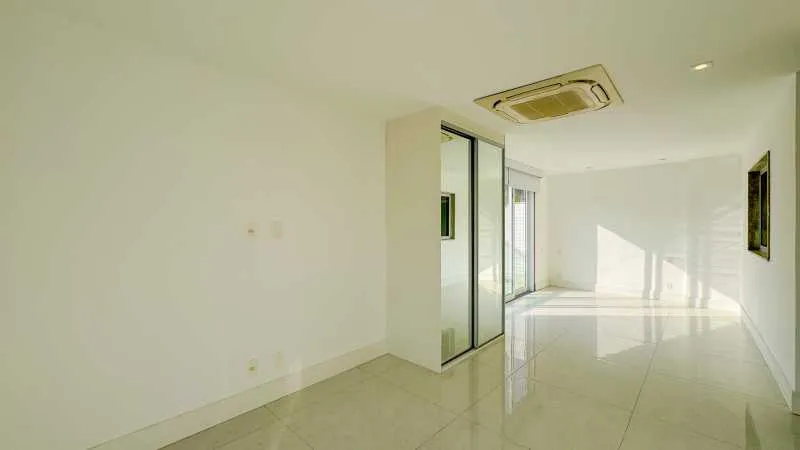 3-bedroom apartment in a building with a pool — photo 21